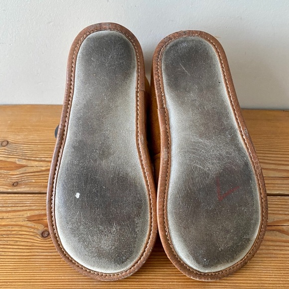Lanark Sheepskin | Unisex UGG-style Child Slippers Made in Canada - Picture 3 of 6